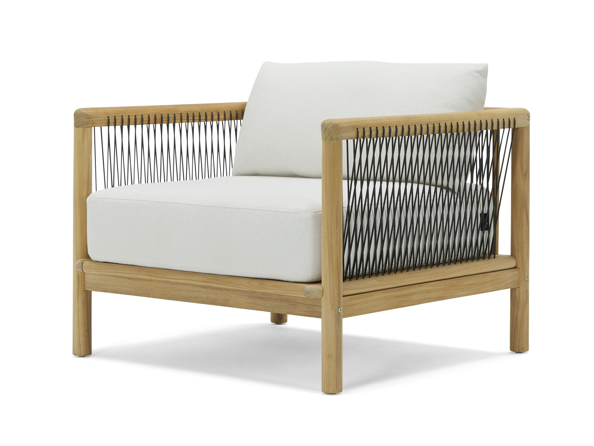 Vue en angle avant d'une chaise d'extérieur avec coussins blancs
